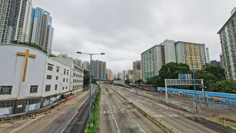 Timelapse-De-Desenfoque-De-Movimiento-De-Abandonar-La-Antigua-Escuela-Religiosa-En-La-Bahía-De-Kowloon,-Hong-Kong