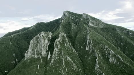 Cerro-De-La-Silla-Bewölkter-Nachmittag-Monterrey-Nuevo-Leon-Mexiko-Sommerflug-Drohne