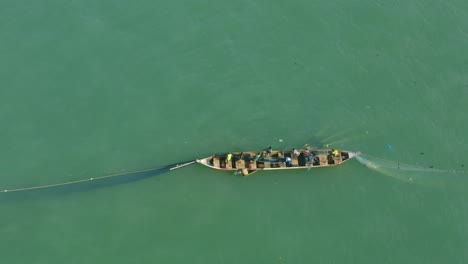 Canoe-with-fishermen-casting-net