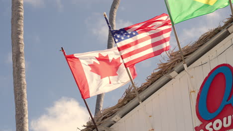 Nationalflaggen-Kanadas,-Der-USA-Und-Brasiliens-Wehen-Im-Wind-Auf-Dem-Strand-Souvenirladen-In-Punta-Cana-In-Der-Dominikanischen-Republik