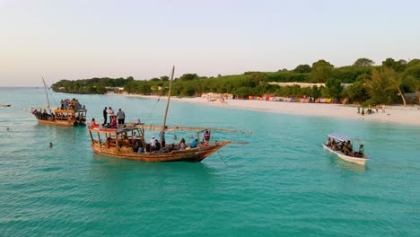 Playa-De-Nungwi,-Zanzíbar---Tanzania---18-De-Junio-De-2022---Barcos-De-Pesca-Con-Turistas-En-El-Océano-índico-Durante-La-Puesta-De-Sol