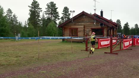 Una-Corredora-Ultra-Femenina-Acercándose-Al-Servicio-De-La-Estación-De-Servicio-En-Risberg-En-Su-Viaje-De-Sälen-A-Mora