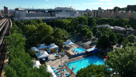 Piscina-Al-Aire-Libre-En-El-Parque-Comunitario-En-La-Ciudad-De-Nueva-York