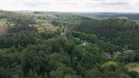 Große-Kreisförmige-Drohnenaufnahme-Der-Burg-Wildenburg-Im-Südosten-Des-Dorfes-Friesenhagen-In-Der-Nordrhein-westfälischen-Region-Deutschland