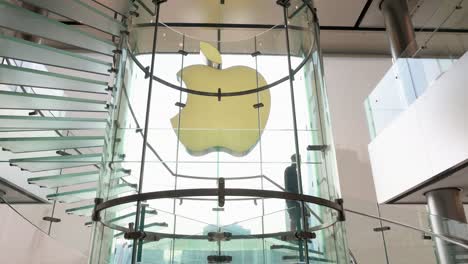 Während-Des-Markteinführungstages-Der-Neuen-IPhone-14-Serie-In-Hongkong-Sieht-Man-Kunden,-Wie-Sie-Im-Offiziellen-Store-Und-Logo-Des-Amerikanischen-Multinationalen-Technologieunternehmens-Apple-Die-Treppen-Auf-Und-Ab-Gehen