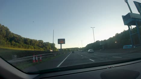 Zeitraffer-Hyperlapse-Dashcam-Autoaufnahmen-Des-Verkehrs-Auf-Der-M4-Durch-Beleuchteten-Tunnel-Mit-Sonneneruption-In-Newport,-Wales,-Großbritannien,-4K