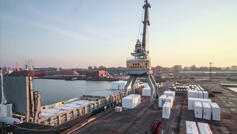 Trichterkran-Lädt-Tagsüber-Ladungen-Auf-Massengutfrachter-Im-Hafen