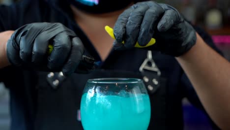 Barkeeper-Flammendes-Orangen-Zitronen-Zitrusblau-Cocktail-Zeitlupenfeuer