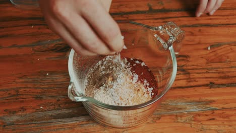 Salz-Zur-Zwiebelpulver-Senf-Mischung-Hinzufügen