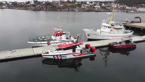 Drei-Generationen-Von-SAR-Rettungsbooten-Der-Firma-Redningsselskapet-–-Rotierende-Luftaufnahmen-Um-Boote-In-Der-Norwegischen-Marina-Von-Lillesand
