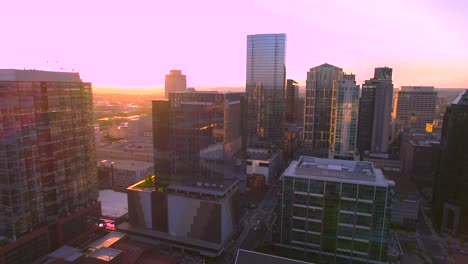 Luftaufnahme-Der-Innenstadt-Von-Nashville,-Von-Der-Südseite,-Sommersonnenuntergang-In-Den-USA