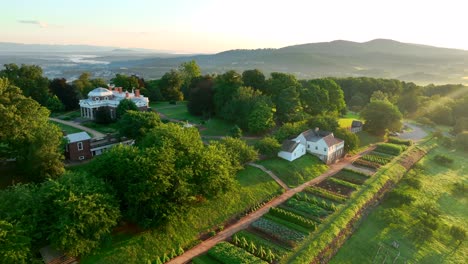 Thomas-Jefferson-Monticello-Casa-Presidencial-Y-Vistas-Al-Jardín-En-El-Amanecer-De-Verano