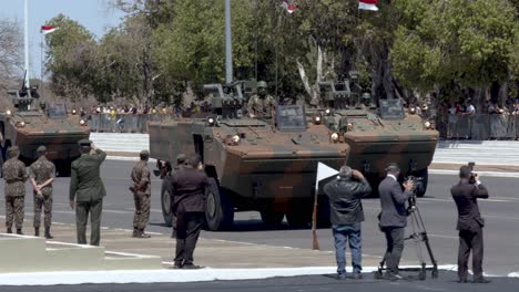 Parade-Zum-Soldatentag-In-Brasilia,-Brasilien-Mit-Ausgestellten-Schützenpanzern