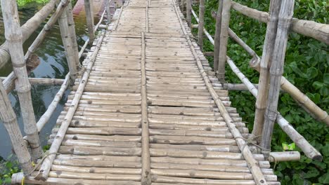 In-Nabadwip,-Kalkutta,-Wird-Eine-Bambusbrücke-Gebaut,-Damit-Menschen-Den-Flachen-Fluss-überqueren-Können