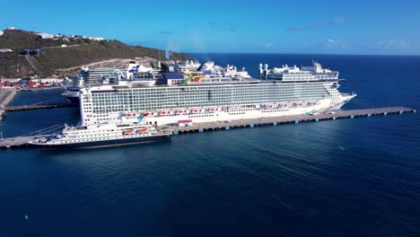 Mehrere-Kreuzfahrtschiffe-Legten-Im-Hafen-Von-Philipsburg-In-St.-An