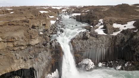 Großer-Wasserfall-Aldeyjarfoss-In-Nordisland
