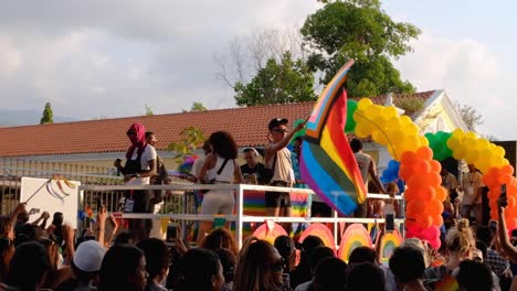 Ein-Karnevalswagen-Bei-Pride-2022-Fröhlicher,-Tanzender-Timoresischer-Menschen-Und-Flaggen-In-Der-Hauptstadt-Dili,-Timor-Leste,-Südostasien