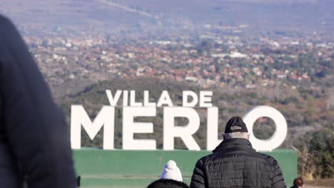 Turistas-En-Un-Mirador-Con-Vista-A-Villa-De-Merlo-En-El-Valle