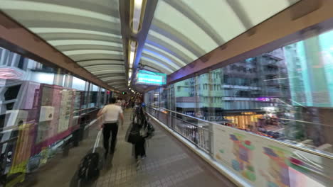 Hyperlapse-Entlang-Des-Zentralen-Rolltreppen--Und-Gehwegsystems-Auf-Mittlerer-Ebene,-Hongkong