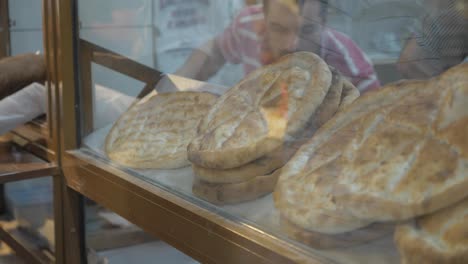 Frisch-Gebackenes-Türkisches-Brot-Im-Fenster-Ausgestellt