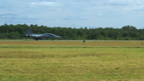 Saab-Jas_39-Gripen-Aterrizando-En-Baltic-Airshow,-Letonia,-Liepaja