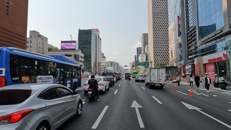 Fahrerperspektive-Beim-Fahren-Neben-Dem-Verkehr-Auf-Der-Anderen-Spur-Mit-Einem-Stadtbus-In-Gangnam,-Seoul,-Südkorea