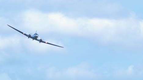 Douglas-DC3-Fliegt-Auf-Der-Baltic-Airshow-An-Der-Menschenmenge-Vorbei