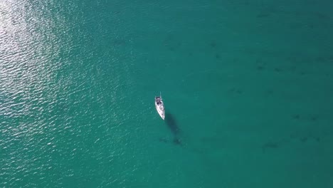 Yacht-in-blue-water-in-Mallorca