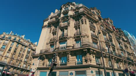 París-Scooters-Estacionados-Frente-Al-Antiguo-Edificio-Monumental-Cámara-Mirando-Hacia-Arriba