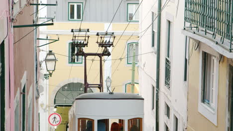 Paisaje-Urbano-Del-Antiguo-Funicular-Conduciendo-Por-La-Carretera-Montañosa-En-Lisboa