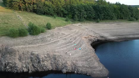 Luftdrohnenflug-Um-Das-Errwood-Reservoir-Im-Goyt-Tal,-Der-Den-Durch-Die-Hitzewelle-Verursachten-Niedrigen-Wasserstand-Zeigt,-Teil-1