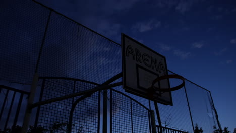 Ein-Leerer-Basketballplatz-Bei-Nachtsilhouette