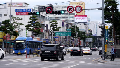 Statische-Weitwinkelaufnahme-Des-Geschäftigen-Verkehrs-Auf-Der-Asiatischen-Straße-In-Der-Innenstadt-Von-Seoul-Während-Der-Hauptverkehrszeit-–-Zeitlupe