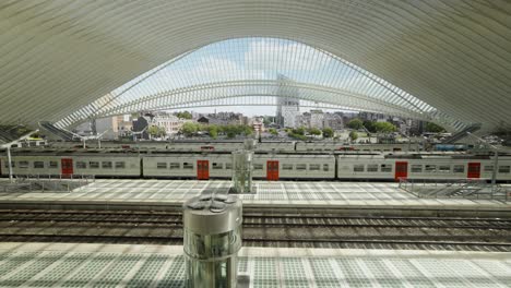 Un-Tren-De-Pasajeros-Que-Sale-De-La-Estación-De-Tren-Liege-guillemins-En-Bélgica