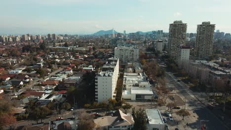 Dichtes-Stadtbild-Von-Las-Condes,-Metropolregion-Santiago,-Chile---Drohnenaufnahme-Aus-Der-Luft