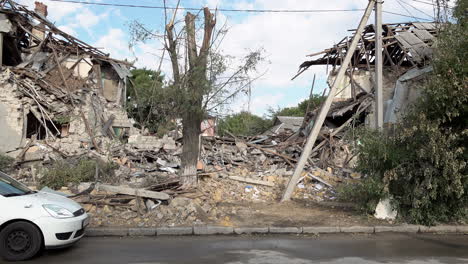 Una-Anciana-Camina-Frente-A-Una-Escuela-Primaria-Destruida-Que-Fue-Alcanzada-Por-Un-Misil-Ruso-Durante-La-Guerra-En-Ucrania