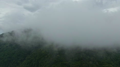 Atemberaubende,-Filmische-Vorwärtsansicht-Der-Wolken-Vom-Gipfel-Des-Berges
