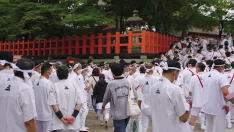 Traditional-White-Japanese-Costumes-for-Gion-Matsuri,-Gathering-at-Yasaka-Shrine