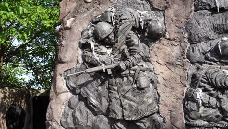 Gemeindeveteranen-Gedenkskulptur-Eines-Soldaten,-Der-Einen-Gefallenen-Soldaten-Trägt