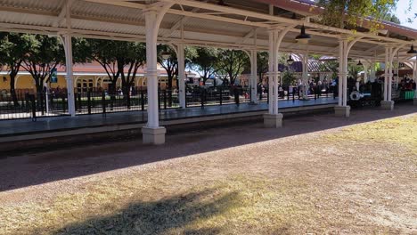 The-narrow-gauge-steam-engine-pulls-into-the-loading-platform-at-McCormick-Stillman-Railroad-Park,-Scottsdale,-Arizona