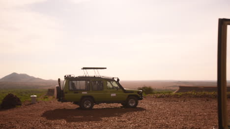 Safari-car-leaving-for-adventure