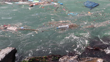 Verschmutzte-Meereswellen-An-Der-Küste-Von-Istanbul-–-Nahaufnahme