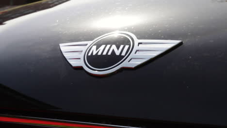 Primer-Plano-De-Un-Mini-Logo-En-Un-Coche