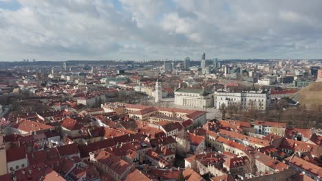 Luftaufnahme:-Rotierende-Aufnahme-Mit-Dem-Gediminas-Turm-Und-Der-Kathedrale-Von-Vilnius-Im-Hintergrund