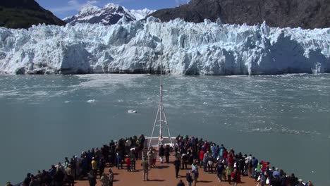 Cruise-ship-turning-in-front-of-the-Margerie-Glacier