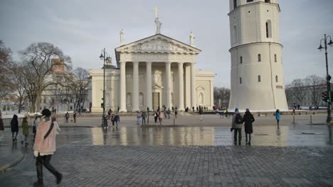 Menschen-überqueren-Die-Straße,-Im-Hintergrund-Ist-Die-Kathedrale-Von-Vilnius-Zu-Sehen