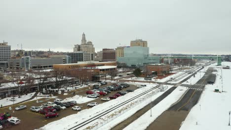 Drone-Vuela-Más-Allá-De-La-Rueda-De-La-Fortuna-En-Invierno-Para-Revelar-Davenport,-Iowa