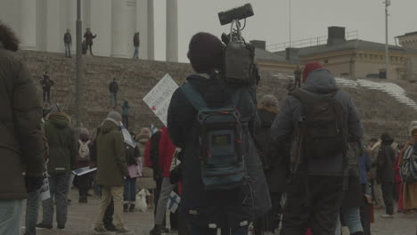 Ein-Reporter-Filmte-An-Einem-Kalten-Wintertag-Eine-Große-Gruppe-Von-Demonstranten-Mit-Einer-Professionellen-Kamera