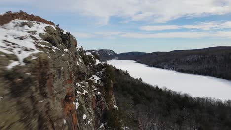 Drone-video-of-the-Lake-of-the-Clouds-in-winter-located-in-the-Porcupine-Mountains-in-Michigan