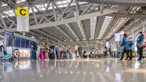 Zeitrafferlandschaftsansicht-Im-Flughafenterminal-Mit-Vielen-Passagieren-Unter-Der-Covid19-koronaviruskrise-Passiert-In-Thailand